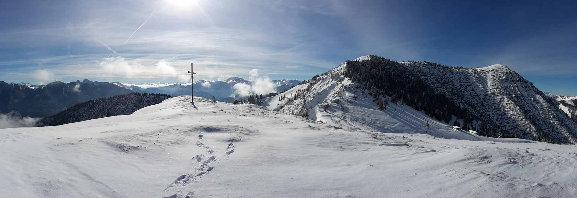 Winterlandschaft mit Gipfelkreuz
